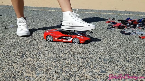 Anastasija 49 - Ferrari under Converse Sneakers